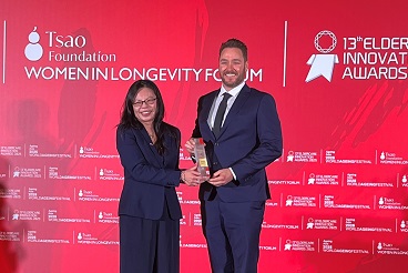 Bolton Clarke Chief Operating Officer Residential Aged Care Glenn Hancock accepting the award